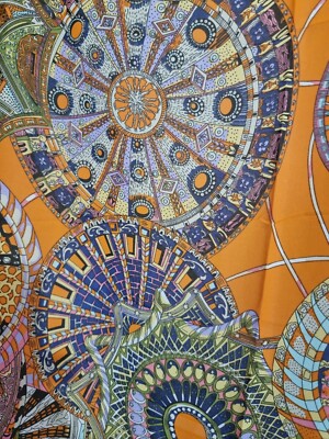 ROBERTO CAVALLI: TOLLER TRENDIGER BEDRUCKTER SCHAL ORANGEFARBEN 