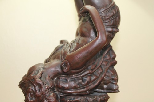 Tiffany style lamp with heavy bronze figurative base - Picture 12 of 16