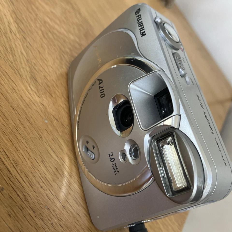 Fujifilm Digital Camera FinePix A200 2.0MP Silver + 16MB XD Card Excellent, photo 1 of 5