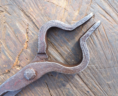 BIG 3/4'' - 1'' ROUND STOCK ''WROUGHT'' ARCHED JAW BLACKSMITH ANVIL FORGING TONGS