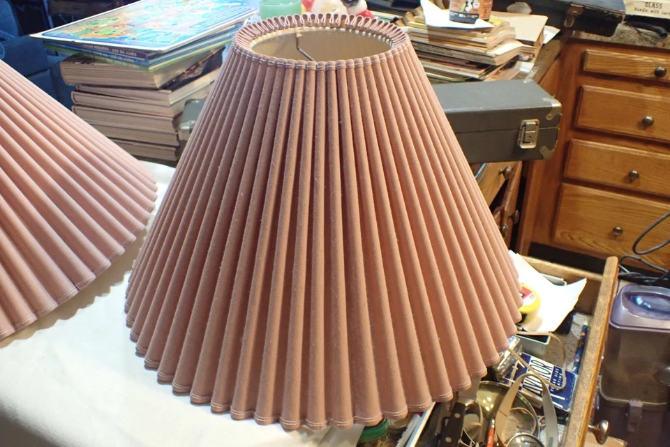 Juego de 2 pantallas de lámpara forradas de tela plisada rosa/rosa polvorienta vintage Foto 4 de 4