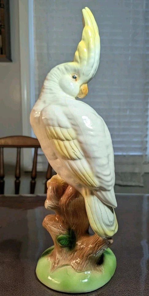 Escultura de porcelana de cacatúa hecha a mano firmada, estilo de finales del siglo XX. Foto 3 de 4