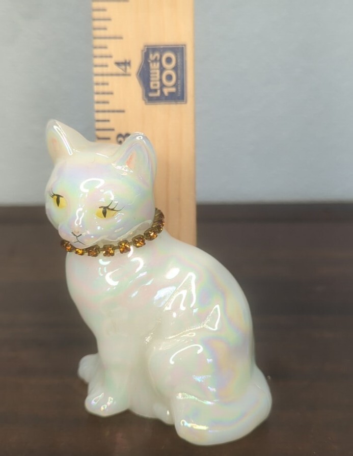 フェントン　猫 Fenton Art Glass White Iridescent Cat Figurine (JP2708) | eBay