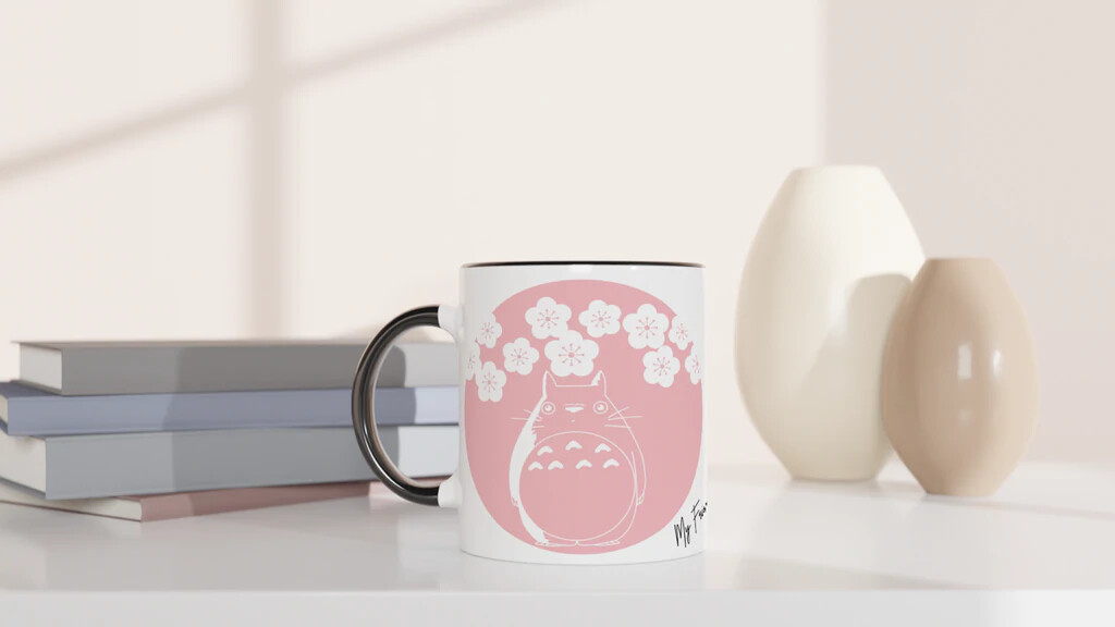 Mug Totoro 325 ml au bureau, la tasse à café sakura noir idéale pour votre pause thé
