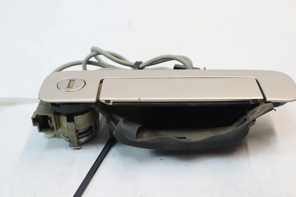 Manija de puerta exterior del pasajero delantero derecho Audi - dorada Foto 3 de 4