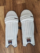 Newbery Aegis Jugend Cricket Pads Rechtshand ...