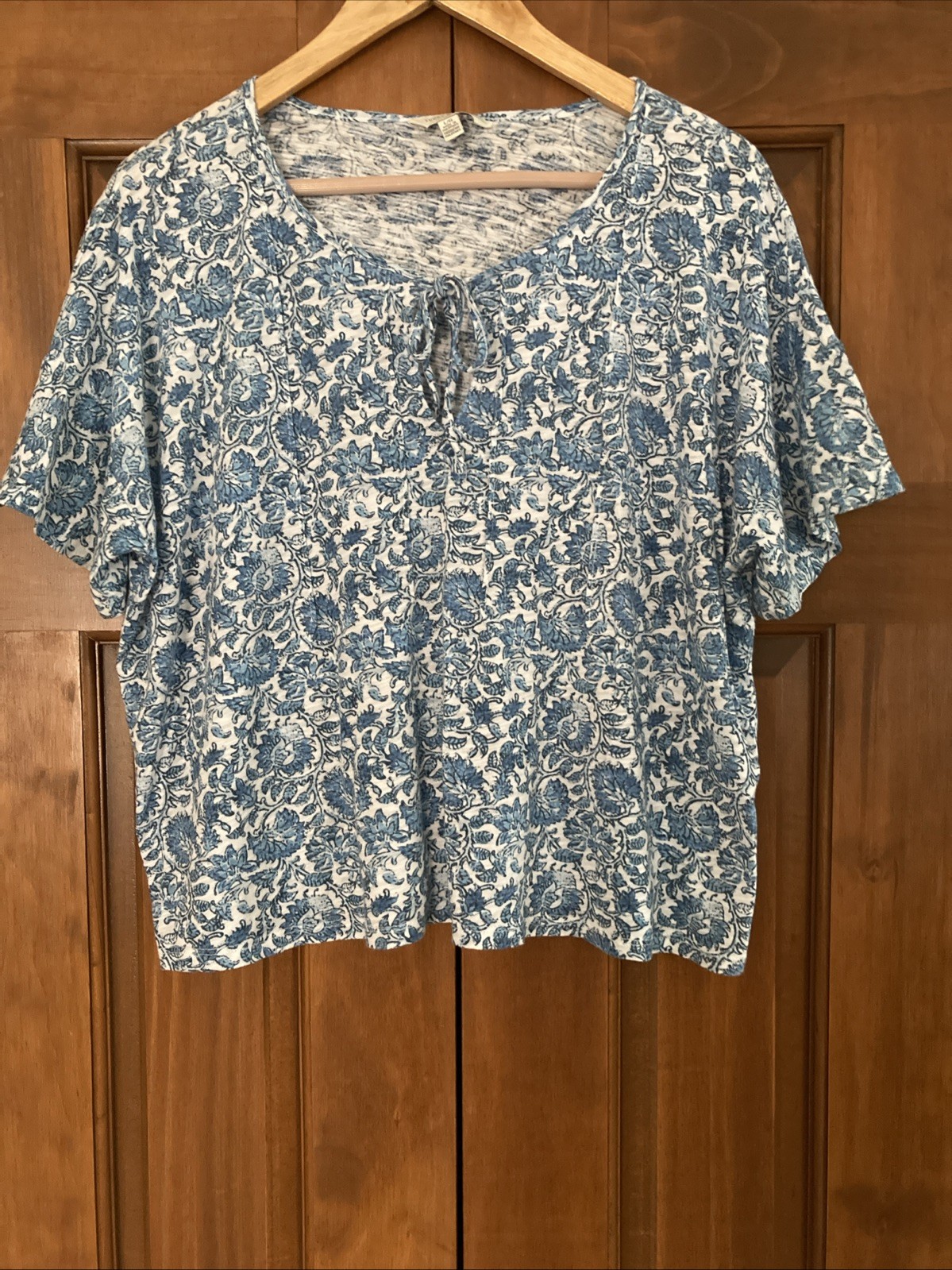 Lucky Brand Women’s Size Large Blue white Floral Short Sleeve Blouse top Shirt