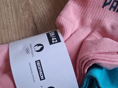 Lot de 4 Paires De Chaussettes Volontaire JO 2024 - Neuf - Taille 39/42 Lot de 4 Paires De Chaussettes Volontaire JO 2024 - Neuf - Taille 39/42
