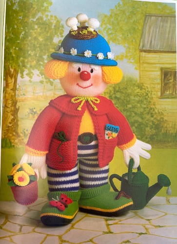 Jean Greenhowe's Knitted Clowns: The Red Nose Gang Knitted Pattern Booklet - Picture 3 of 5