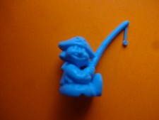 Zabawka i figurka kolekcjonerska / stara figurka z lat 70. / rybak z wędką / rozmiar 25 mm