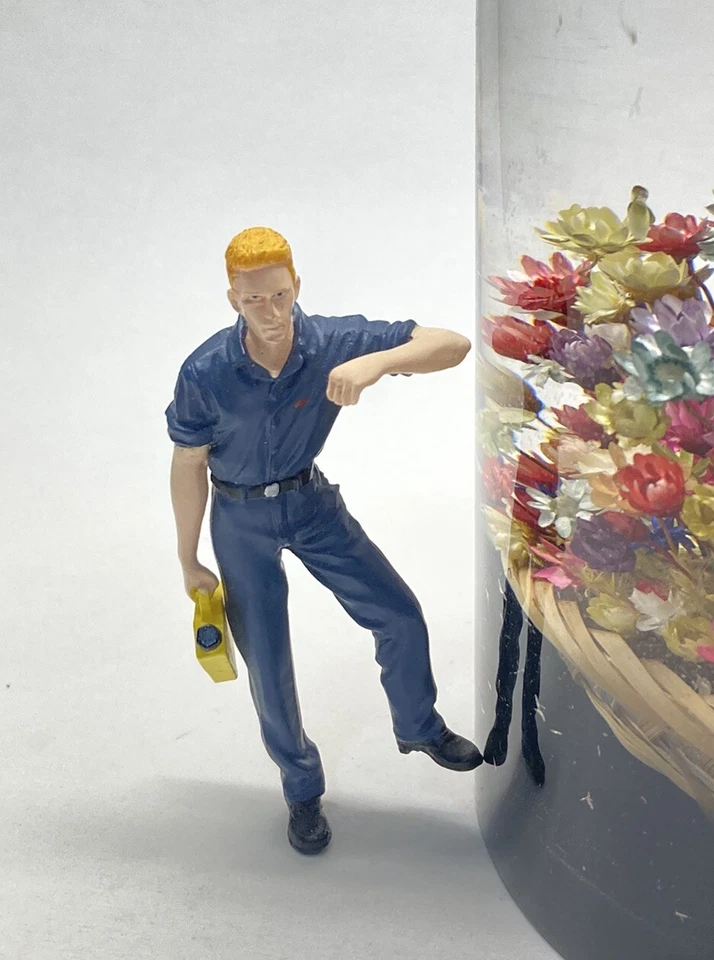 Figura mecánica de coche American Diorama 1/24 con contenedor de aceite colgando 3" Foto 3 de 4