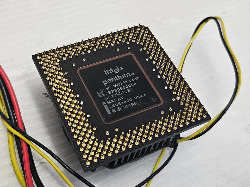 Intel Pentium 200MHz MMX, Socket 7, SL23W, FSB 66MHz, with Genuine Intel FAN - Image 2 of 2