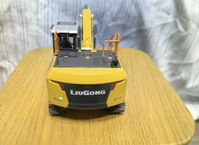 Gift LIUGONG 922F 1/35 Scale Diecast Toy Model Collection Hydraulic Excavator - Image 2 of 4