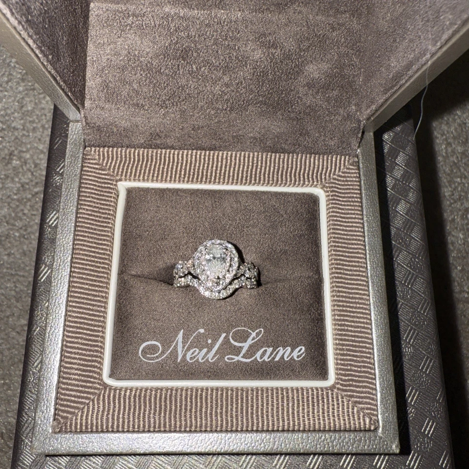 Juego de anillos de boda Neil Lane de oro blanco macizo de 14 k con forma de pera con halo de diamantes Foto 4 de 4