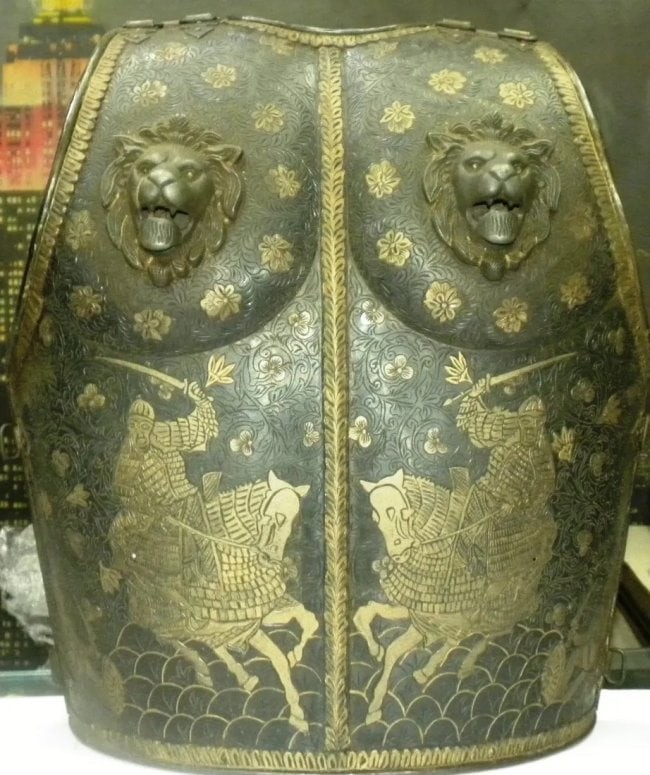 CHEST PLATE MILITARY QUIVER WARRIOR FIG ON HORSE 2 BRASS LIONS FIGS