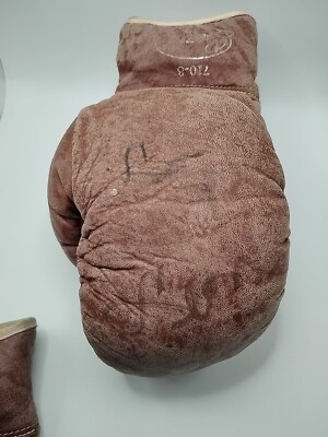 Leon Spinks Autographed 1950's Benlee 710-8 Boxing Glove
