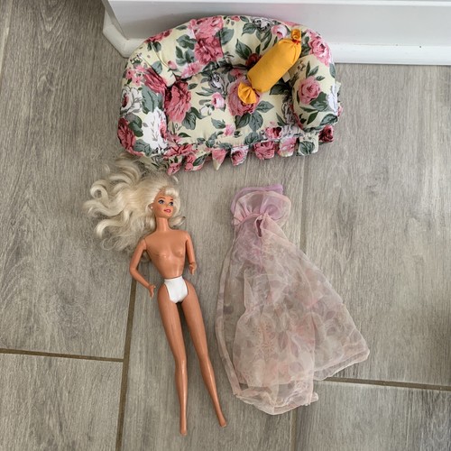 Vintage Barbie Living Room floral Sofa Couch w/ cushion & doll in nightgown c9 - Picture 2 of 22