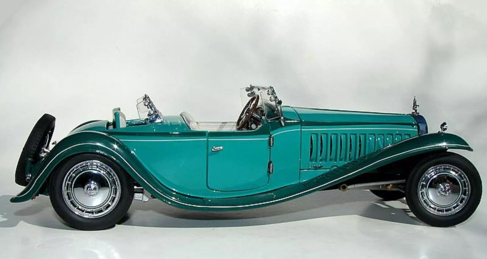 Bugatti with 8Cyl.Engine/Orig.Wheel Rims/Mascot1:24SCALE CUSTOM METAL MODEL