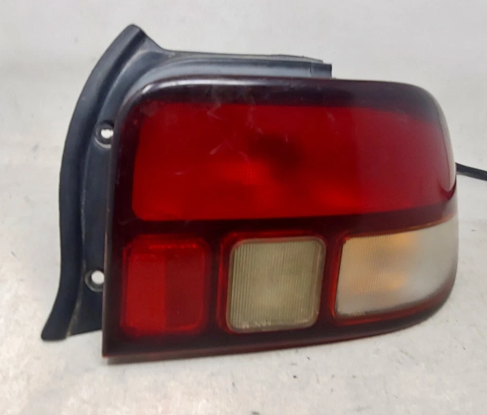 Ford Aspire 1994 1995 1996 1997 lado derecho pasajero OEM luz trasera lámpara Foto 4 de 4