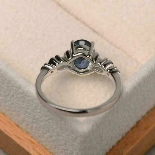 Anillo solitario topacio azul Londres corte ovalado de 1,60 quilates para mujer acabado oro blanco de 14 quilates Foto 4 de 4