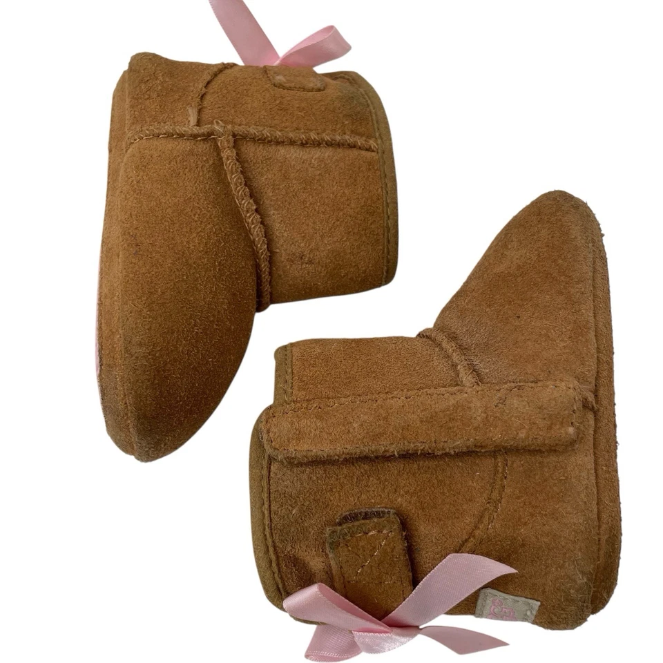 Botas UGG Infant Jesse Bow II castanha tamanho EUA 02/03 EU 18 camurça - Imagem 3 de 4