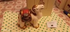 Bellissimo e Meraviglioso Cammello Presepe Giubileo Bianco/Rosso della Thun. 