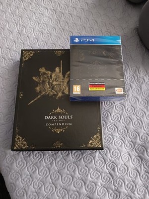 Dark Souls Trilogy PS4 (Deutsch) + Compendium Buch (englisch)