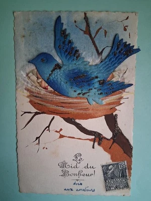 CARTE POSTALE FANTAISIE - LE LIT DU BONHEUR - OISEAU BLEU EN RELIEF ET MOBILE - Photo 1/3