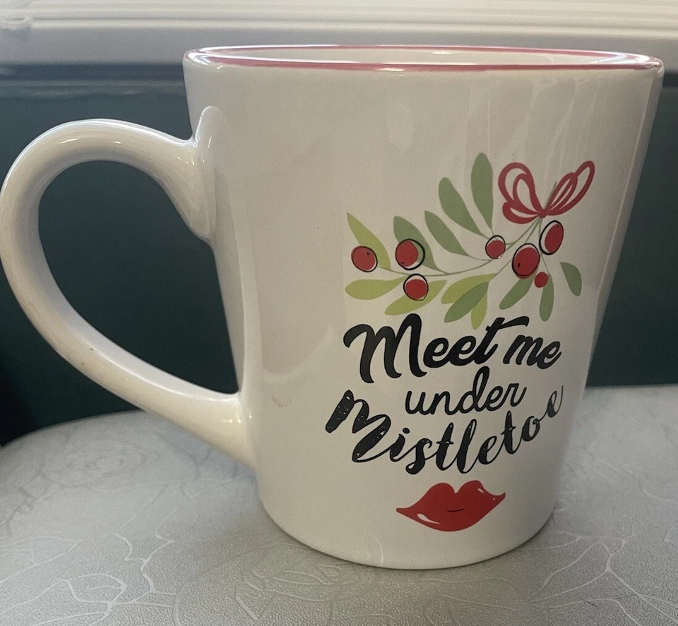 Taza de café Gibson Home "Meet Me Under Mistletoe" 16 oz novedad Foto 2 de 4