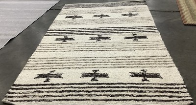 BLACK / IVORY 5'-0'' x 8'-0'' Broken Thread Rug Reduced Price 1172685235 NAT325Z-5