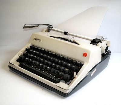 Olympia de Luxe SM9 Typewriter w Case *PLEASE READ*