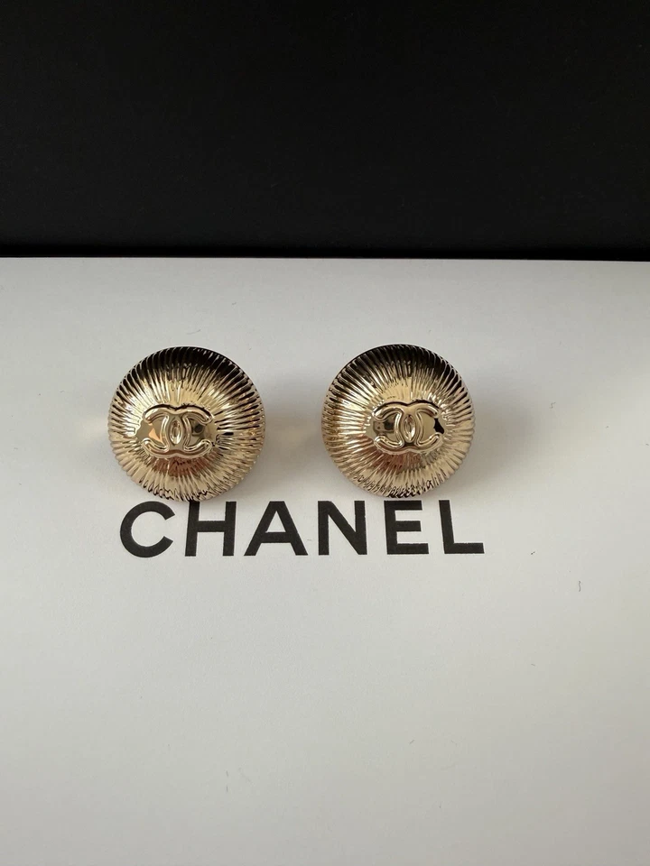 Chanel 2 buttons ,Gold CC 20 mm , Holiday Charm BUTTONS 100% Authentic 2025 - Image 3 of 4
