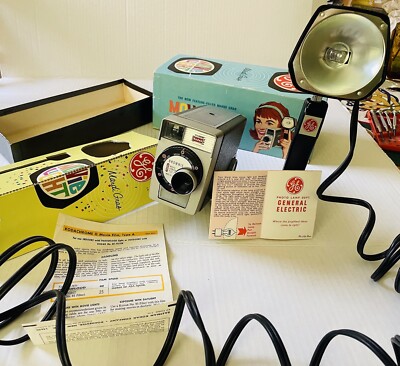 VINTAGE KODAK BROWNIE 8 MOVIE CAMERA 8mm f/2.7 Manual Use Wind Up
