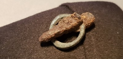 Schöne kleine 1200 Hundert Bronze Schnalle mit intaktem verrostetem Eisenstift. L75v
