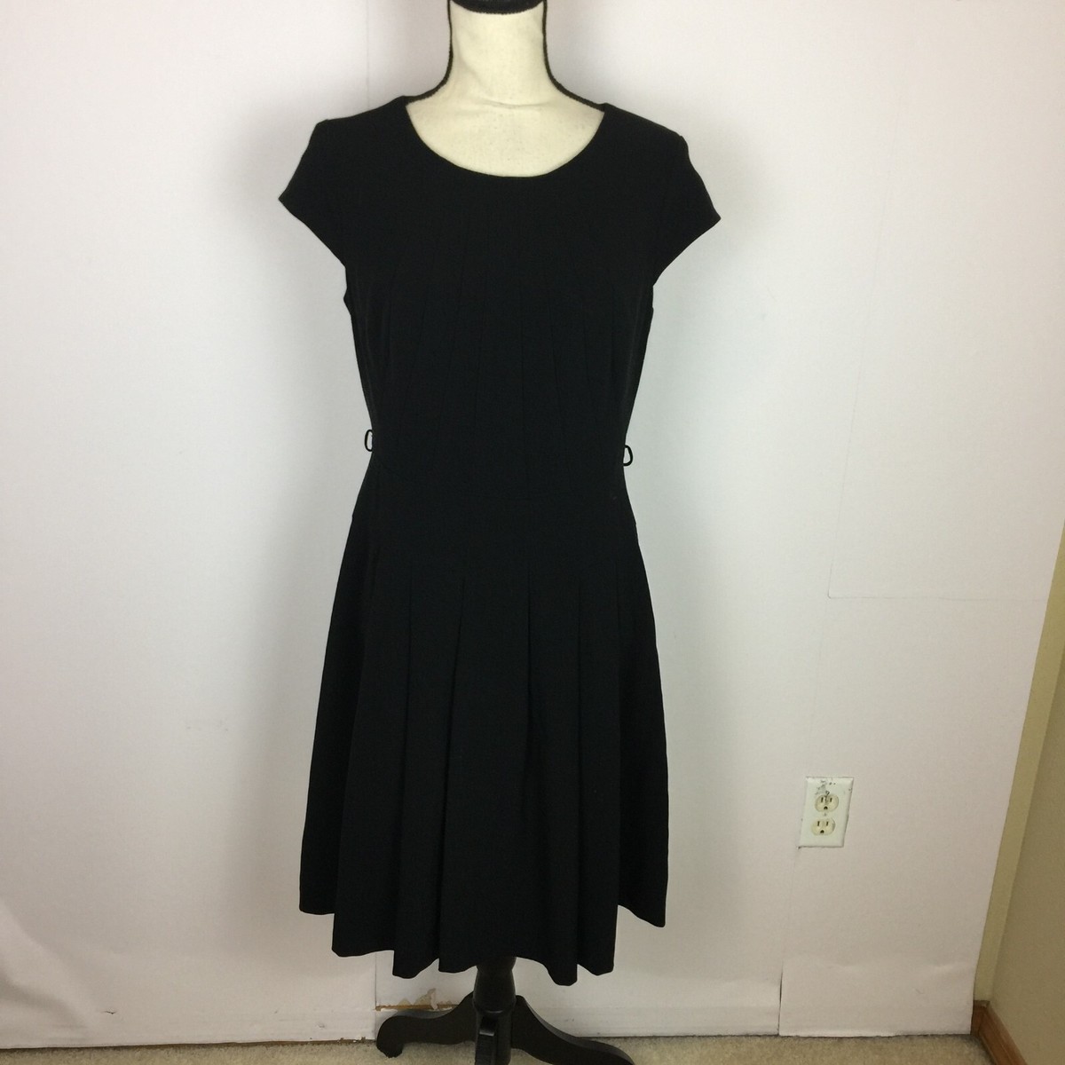 Jones New York Fit & Flare Dress Size 6 Womans Black Cap Sleeve Pleated  Stretch