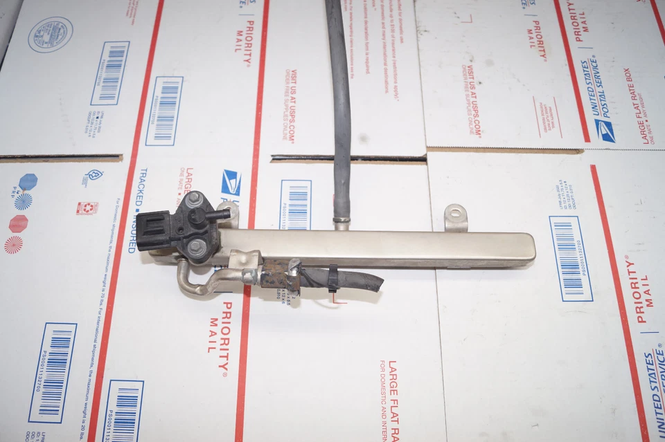 Ford Mustang GT 2008 4,6 L V8 SOHC 3 válvulas riel de combustible estilo sin retorno OEM Ford Foto 4 de 4