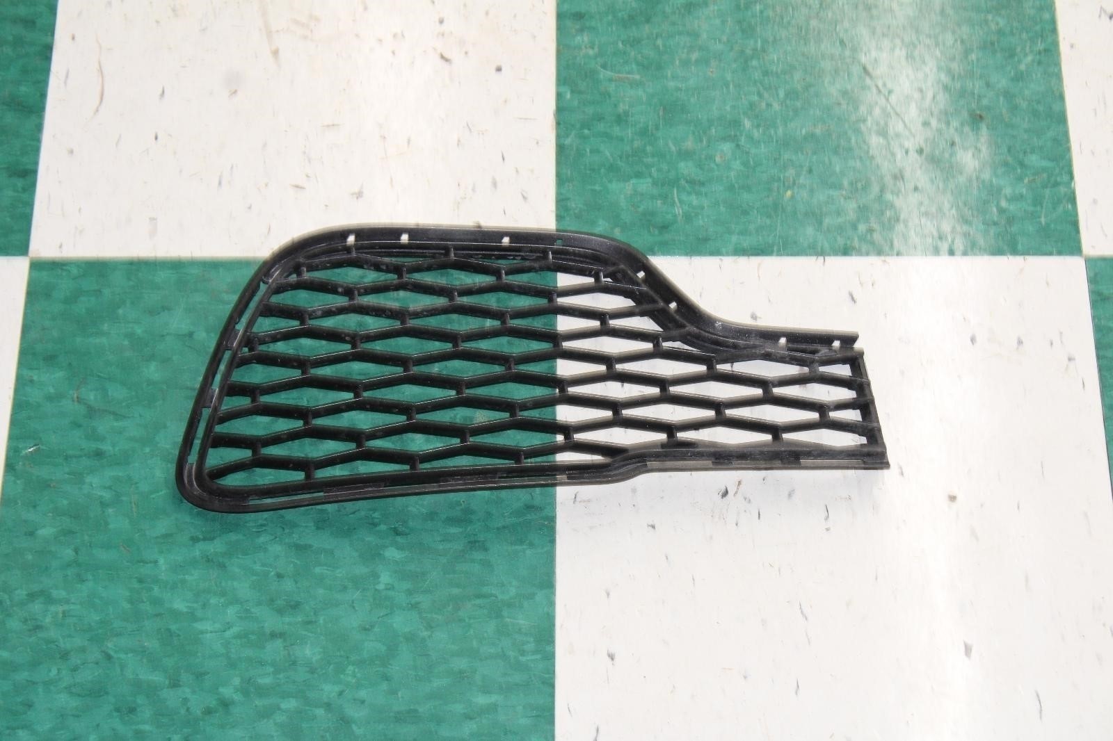14-17 GHIBLI Passenger RH R Lower Bumper Grille Insert Grill OE Factory Original
