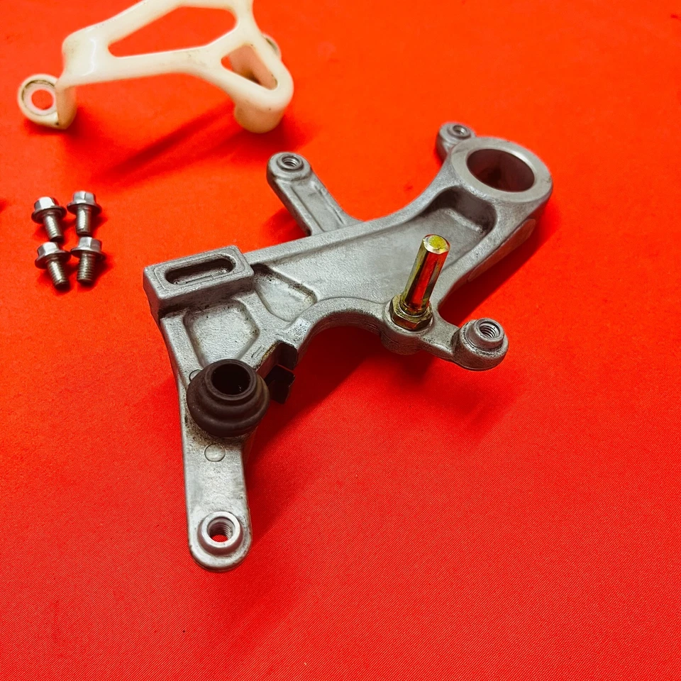 Soporte de montaje de pinza de freno trasero CR250 genuino OEM HONDA CR 250 R 2005-2007 Foto 4 de 4