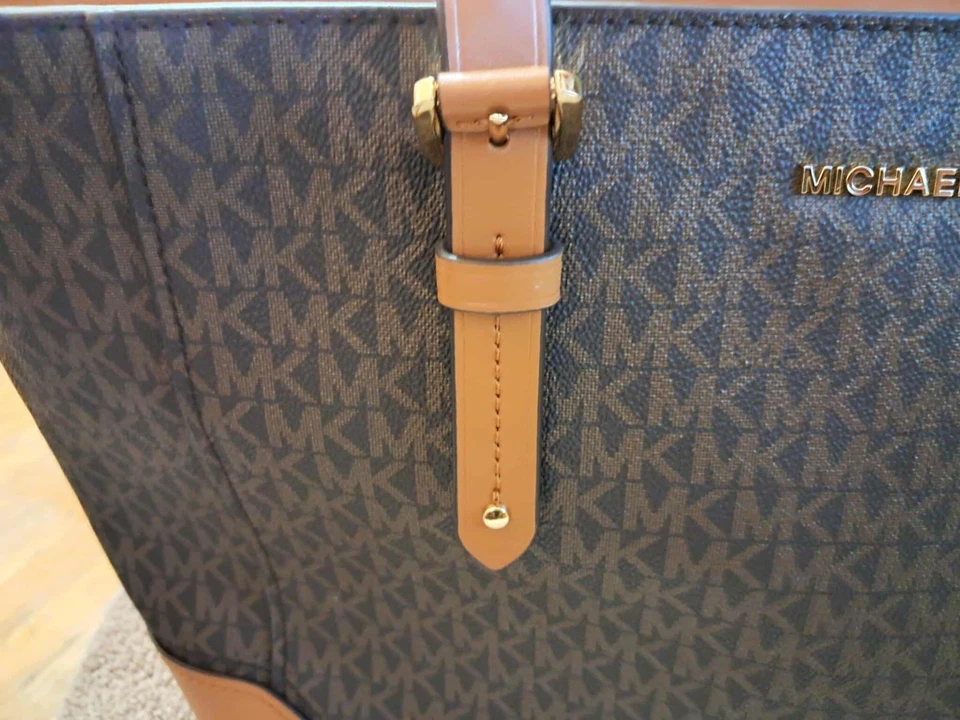 Bolso de Hombro Michael Kors Aria Grande Firma Logo Marrón Logo Foto 4 de 4