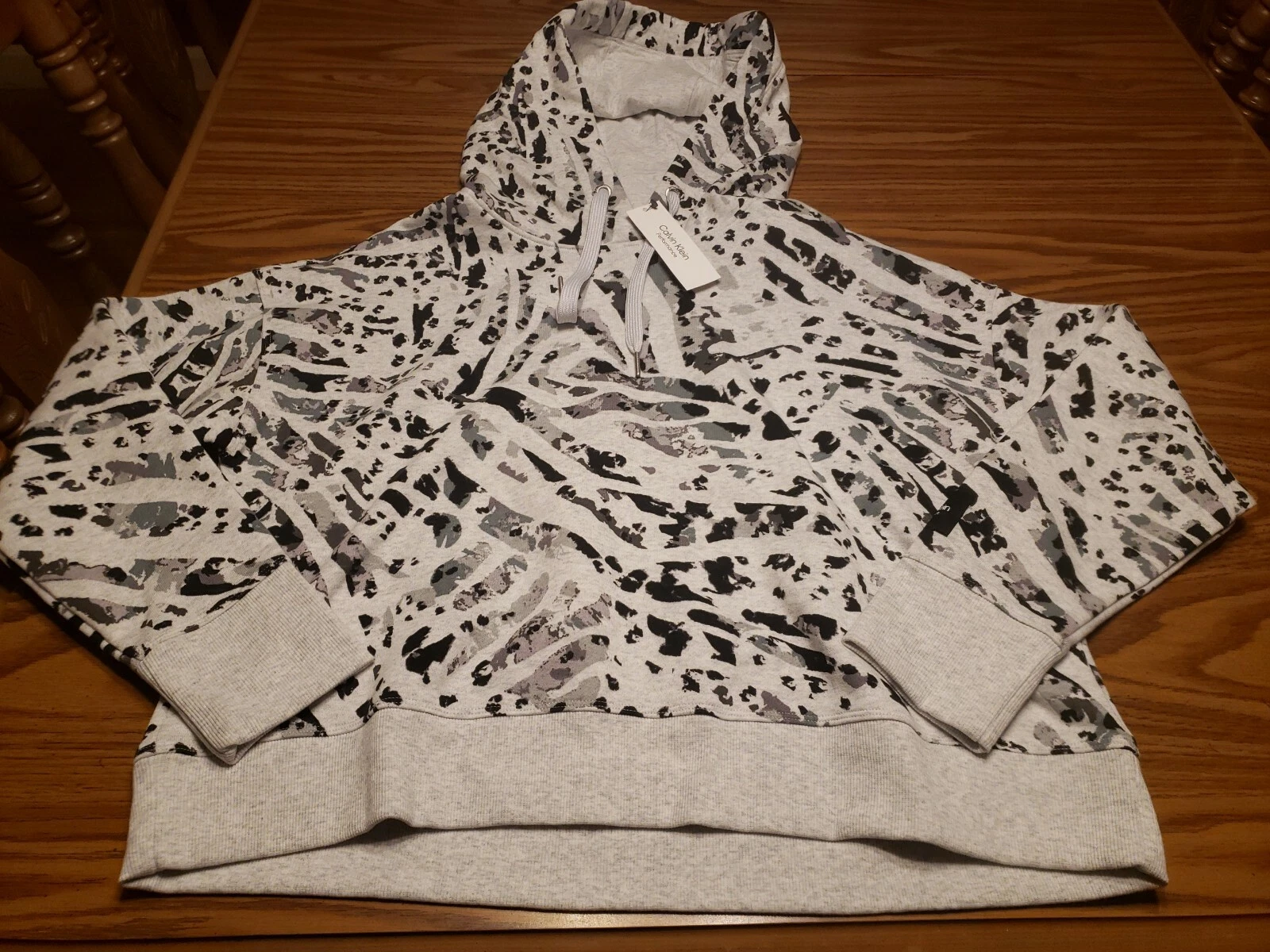 NWT $59.50 Calvin Klein Women’s Gray Hoodie Animal Print Cropped Sweatshirt L