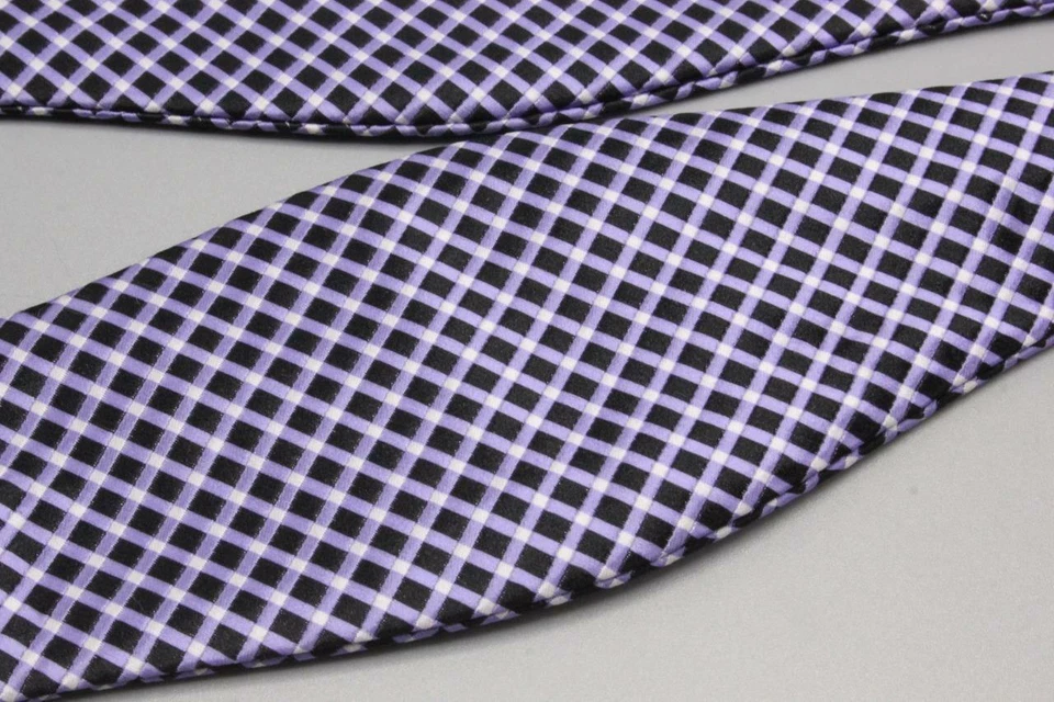 Pajarita de seda ajustable PIERRE CARDIN. Geométrico púrpura y negro. Foto 2 de 3