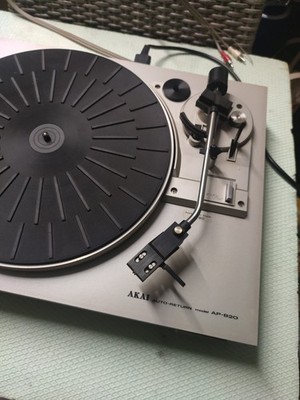 AKAI Plattenspieler Model AP B20 funktionierend. Original Netzkabel