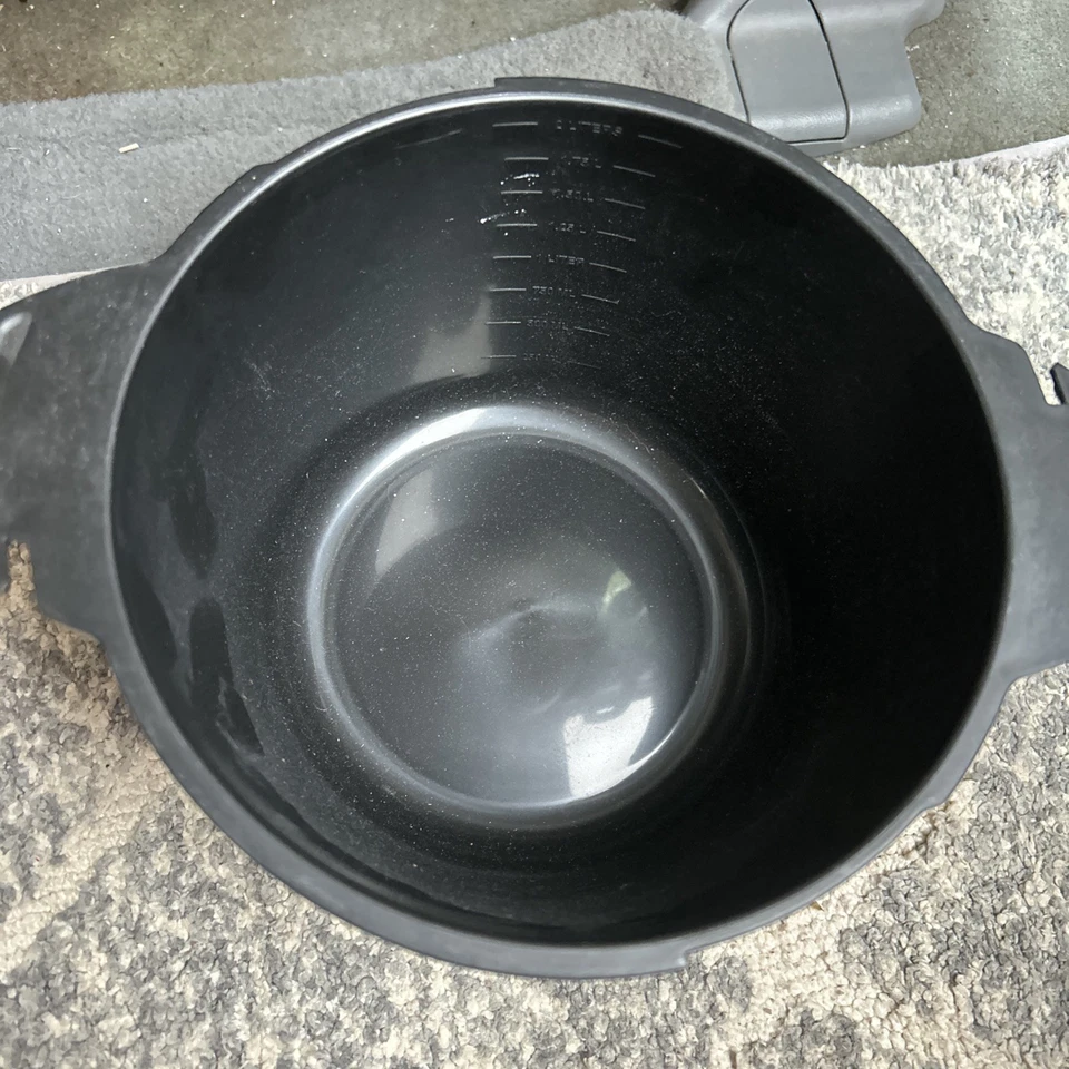 Pampered Chef 2 QT 8 cup MICRO-COOKER Bowl w/ Lid - Image 3 of 4