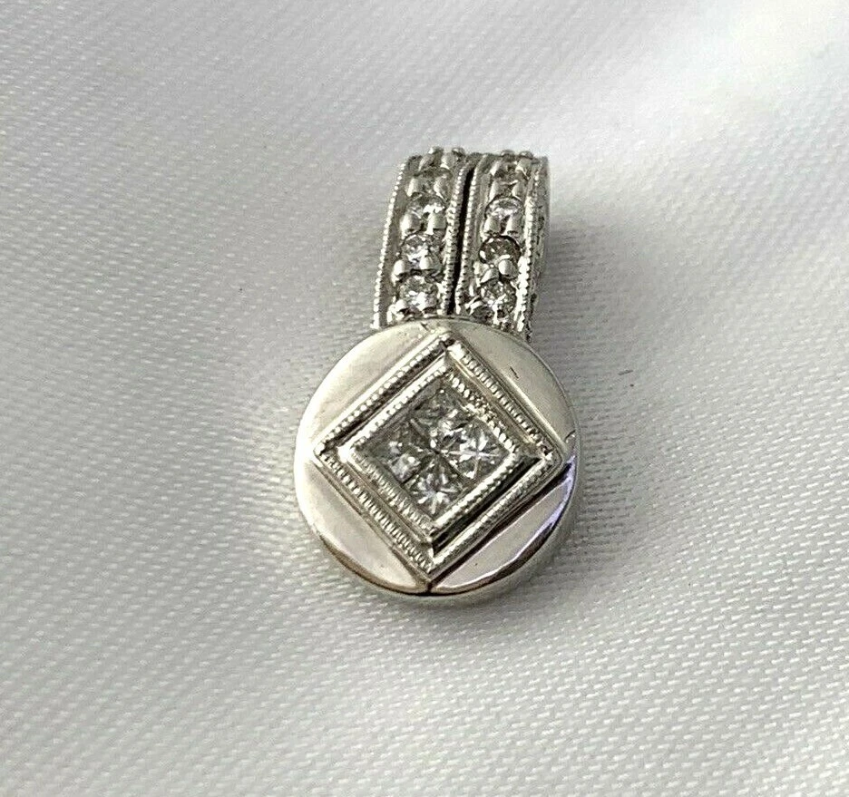 Delicado colgante circular de diamantes Ballou & Co en oro blanco macizo de 18 k Foto 4 de 4