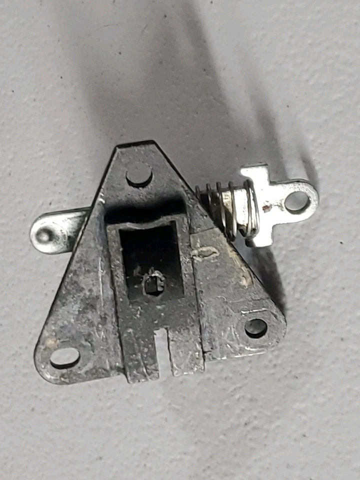 2002-05 Chevy Trailblazer GMC Envoy перчаточный ящик защелка в сборе P/N 25803534 - Изображение 2 из 2