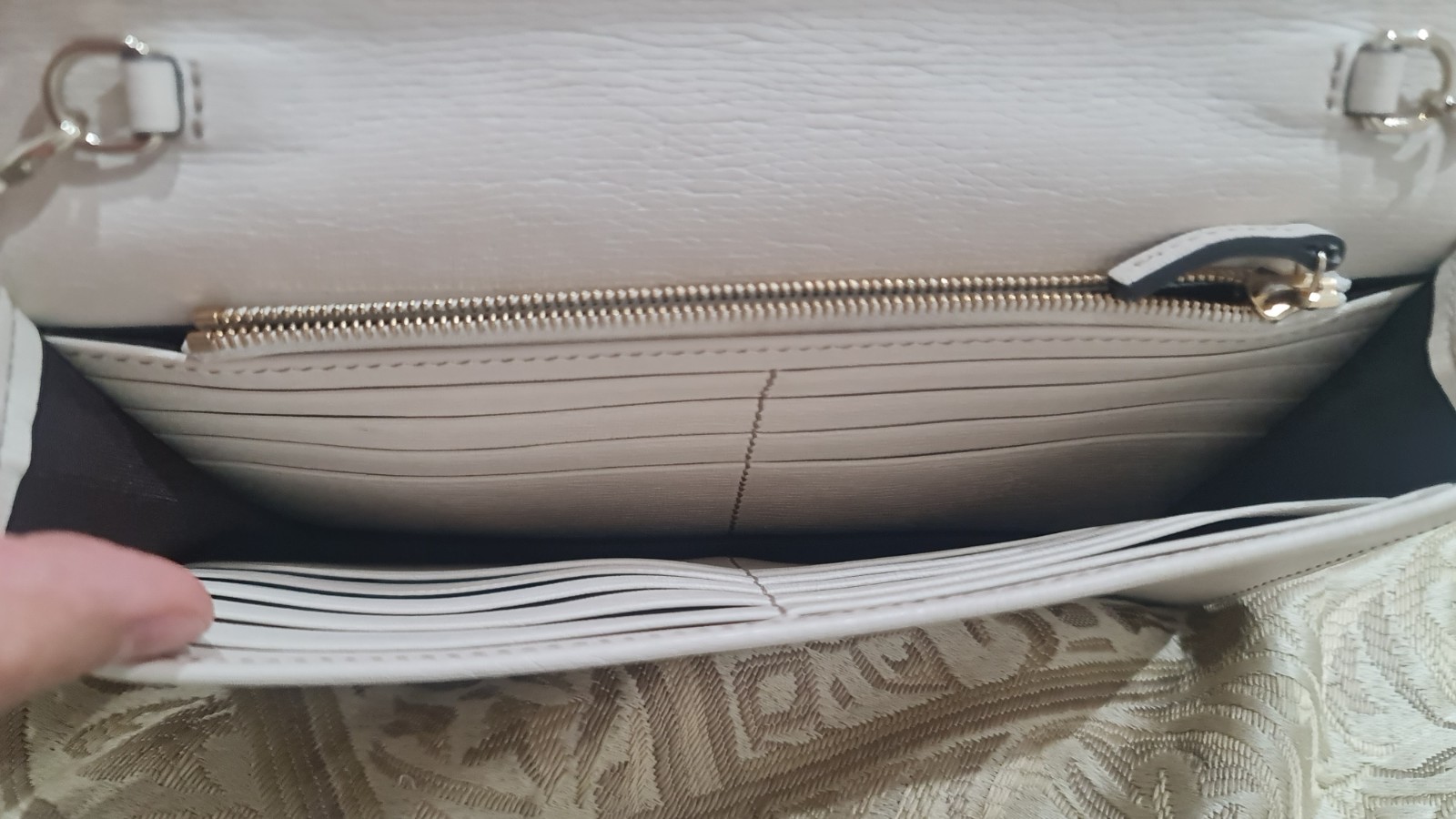 AUTHENTIC Gucci White Leather Interlocking GG Cro… - image 10