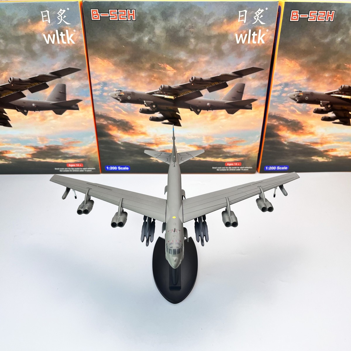 WLTK USAF B-52H Stratofortress Heavy Bomber 1/200 Diecast Aircraft