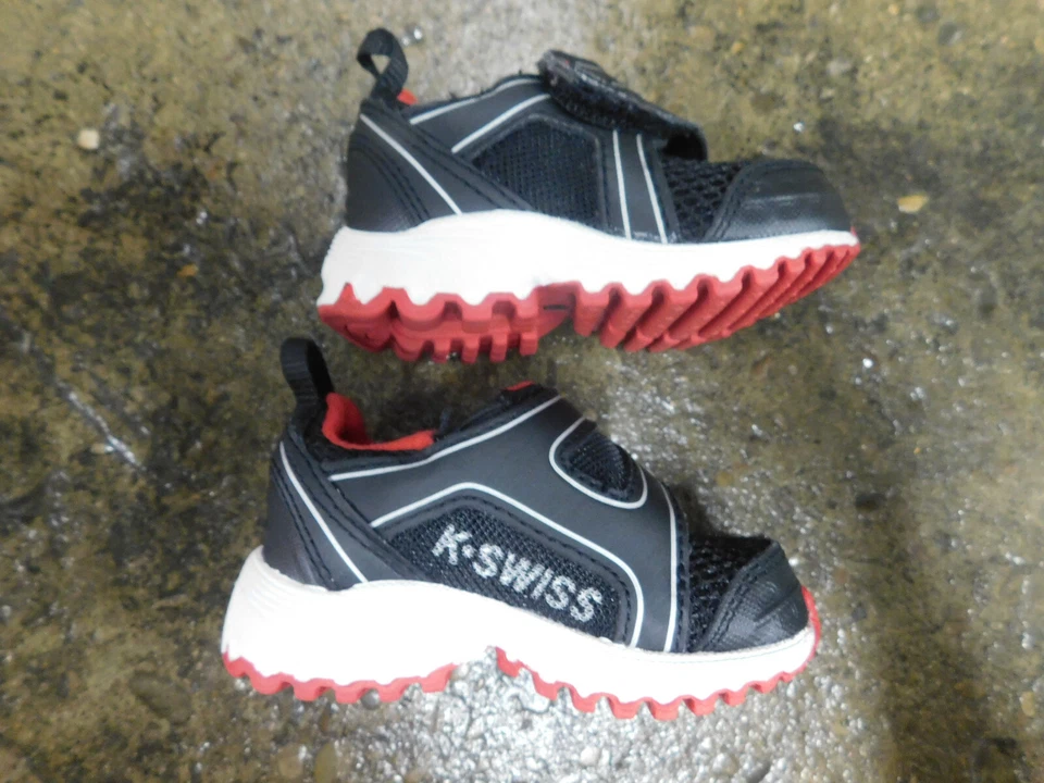 K-Swiss Niño Pequeño Malla Negro Parte Superior Baja Rojo Blanco Borde Gancho Lazo Usado en Excelente Condición Limpio Talla 2 ¡Lindo! Foto 4 de 4