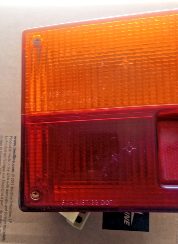 86-91 YUGO GV 左尾灯带琥珀色旋转灯 LOC-172DG — 第 2/4 张图片