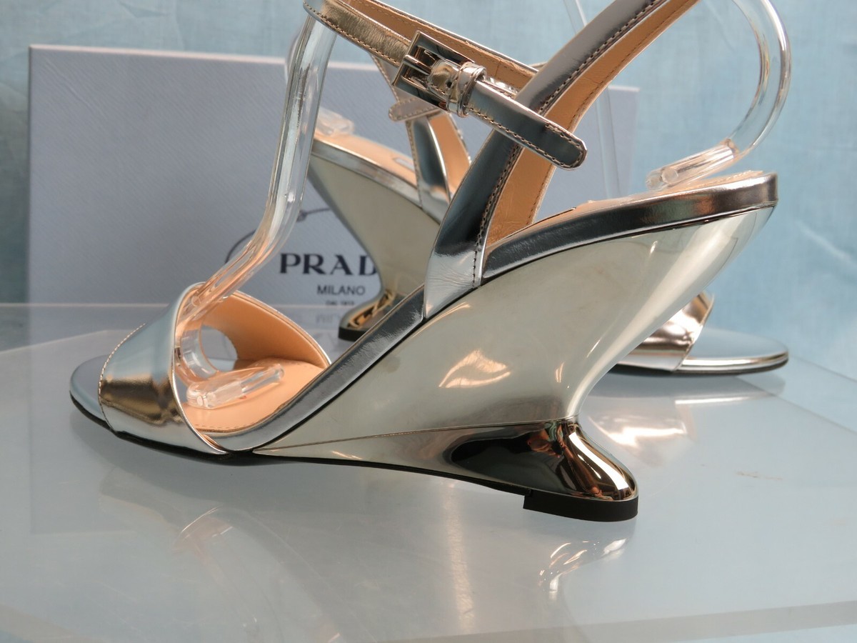 NIB PRADA 1X528L SILVER PATENT LEATHER BUCKLE STRAP WEDGE